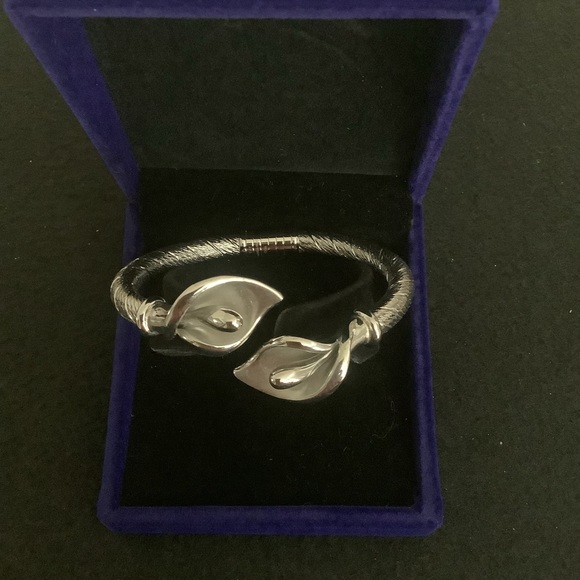 Vintage silver tone engraved lily flower bangle. - Picture 2 of 8